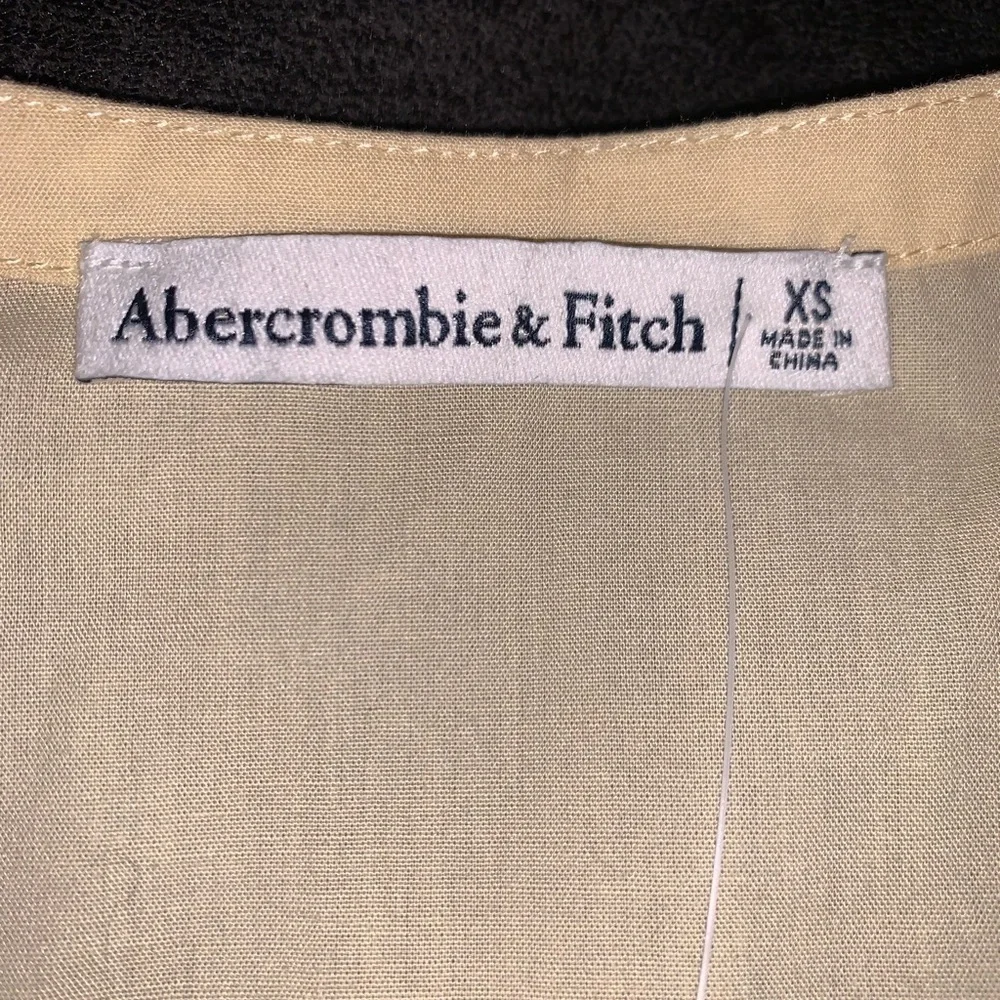 Abercrombie & Fitch Butter Yellow Peasant Sleeve Tie Front Cropped Top Shirt XS